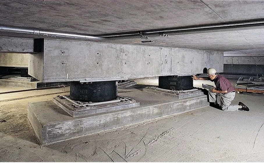 Diseño de Aislación Sísmica de Base en Santiago: Protección Estructural Avanzada